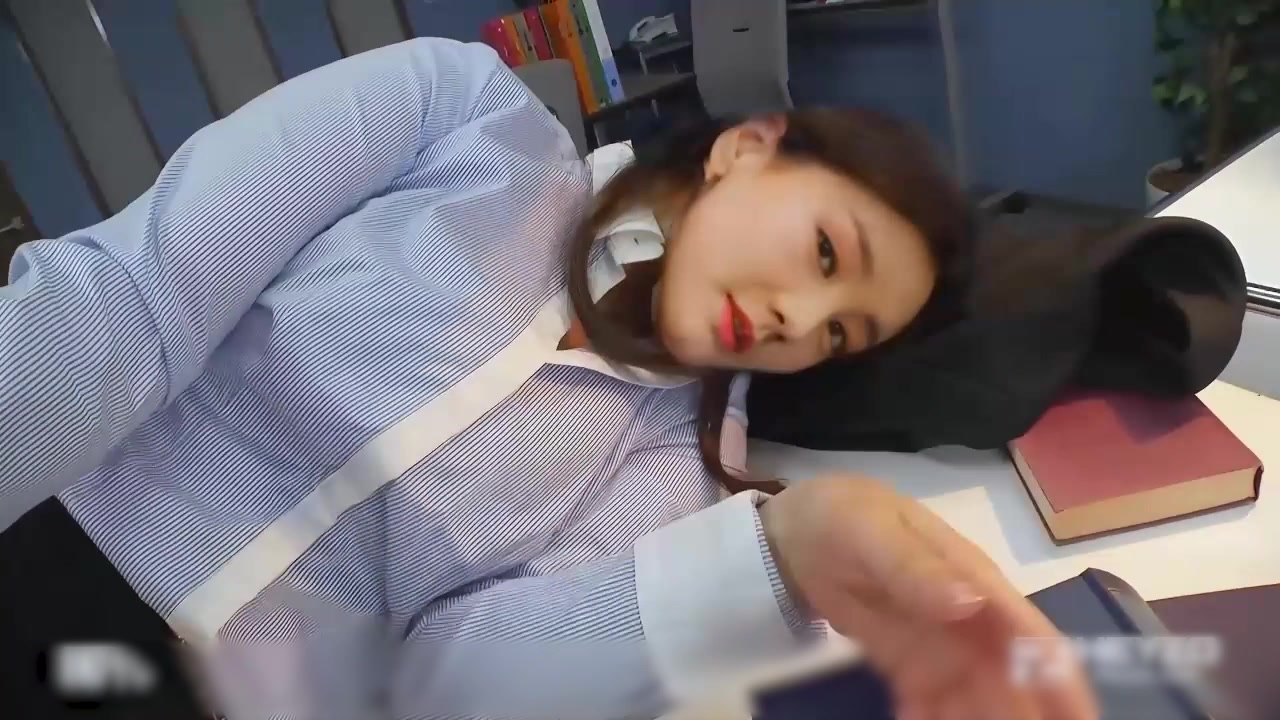 AI换脸 李一桐  风骚黑丝喷射女教师