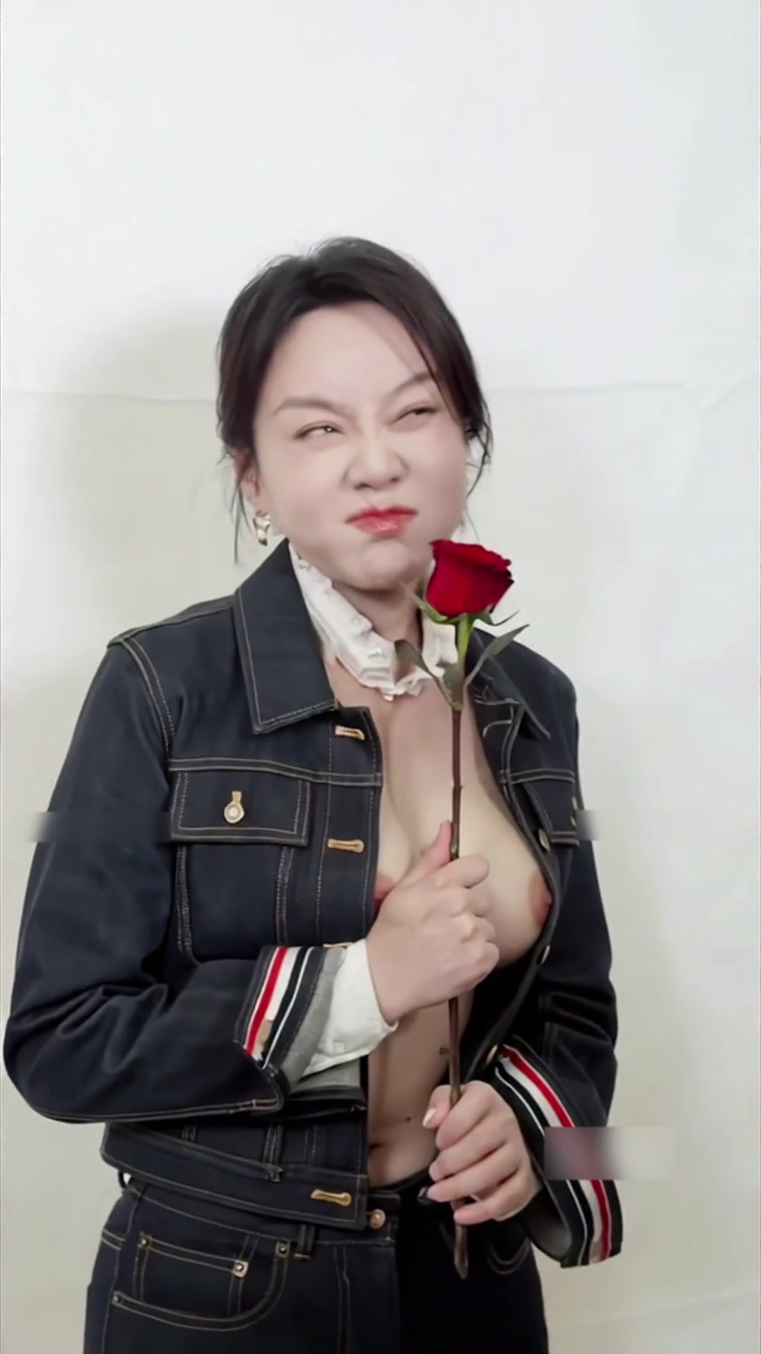AI魔改 闫妮 一把年纪的骚浪欲女 私生活混乱不堪 最爱和年轻演员小鲜肉乱搞